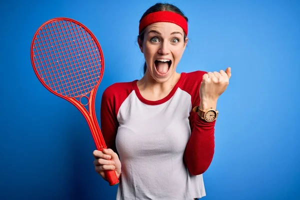 Jonge Mooie Roodharige Sportvrouw Tennissen Met Behulp Van Racket Blauwe — Stockfoto