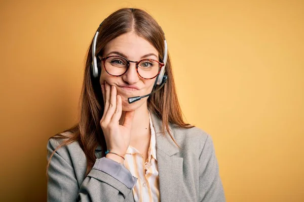 Jeune Rousse Agent Centre Appels Femme Surmenée Portant Des Lunettes — Photo