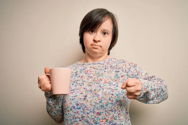 Jovem Mulher Síndrome Beber Uma Xícara Café Quente Sobre Fundo — Fotografia de Stock