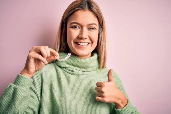 Jovem Bela Mulher Segurando Aligner Sobre Fundo Rosa Isolado Feliz — Fotografia de Stock