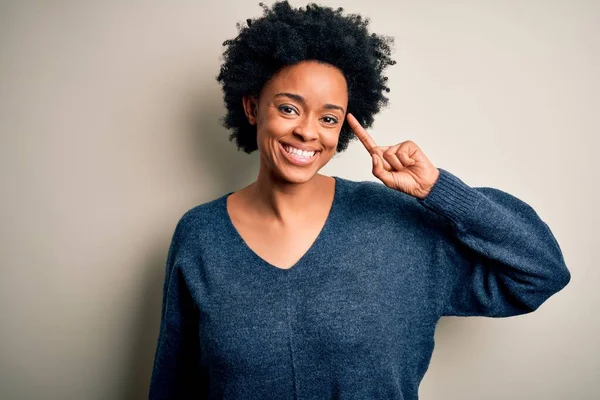 年轻美丽的非洲裔美国女人 卷曲的头发 穿着休闲衫 微笑着 用一个手指指着头 很好的主意或想法 好的记忆力 — 图库照片
