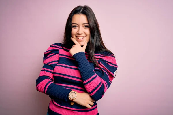 Joven Morena Elegante Mujer Con Camisa Rayas Sobre Fondo Rosa — Foto de Stock