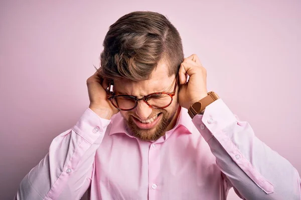 Jonge Knappe Blonde Man Met Baard Blauwe Ogen Met Roze — Stockfoto