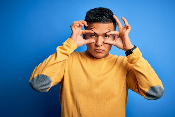 Hombre Latino Guapo Joven Usando Suéter Casual Amarillo Sobre Fondo —  Fotos de Stock