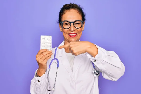 Středního Věku Senior Profesionální Lékař Žena Drží Farmaceutické Pilulky Velmi — Stock fotografie