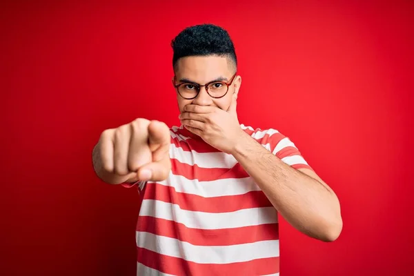 Jovem Homem Bonito Vestindo Casual Listrado Shirt Óculos Sobre Isolado — Fotografia de Stock