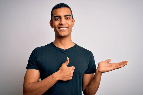 Junger Gutaussehender Afrikanisch Amerikanischer Mann Lässigem Shirt Das Vor Weißem — Stockfoto