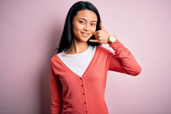 Jonge Mooie Chinese Vrouw Dragen Casual Trui Geïsoleerde Roze Achtergrond — Stockfoto