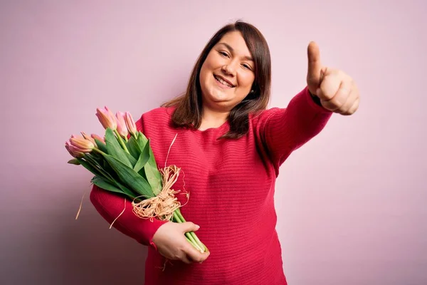 Vacker Storlek Kvinna Som Håller Romantisk Bukett Naturliga Tulpaner Blommor — Stockfoto