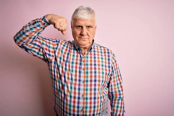 Uomo Anziano Bello Hoary Indossa Casual Camicia Colorata Sfondo Rosa — Foto Stock