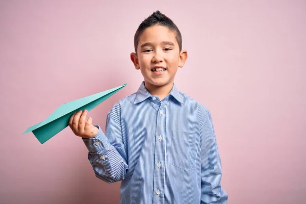 Jong Jongetje Houden Papier Vliegtuig Geïsoleerde Roze Achtergrond Met Een — Stockfoto