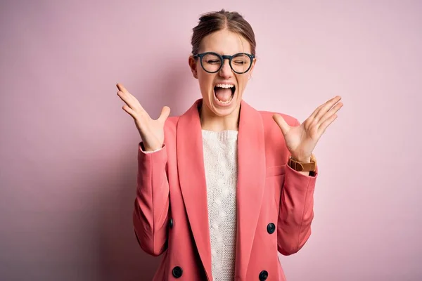 Young Beautiful Redhead Woman Wearing Jacket Glasses Isolated Pink Background — Stock Photo, Image