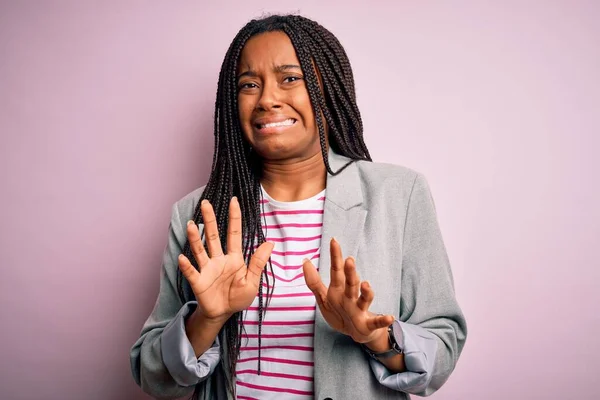 Fiatal Afro Amerikai Üzletasszony Áll Felett Rózsaszín Elszigetelt Háttér Undorodott — Stock Fotó
