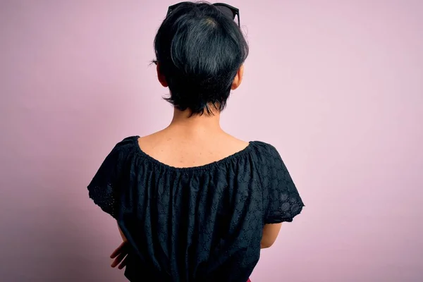 Junge Schöne Asiatische Mädchen Lässigem Kleid Vor Isoliertem Rosa Hintergrund — Stockfoto