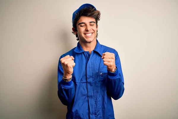 Jeune Mécanicien Portant Une Casquette Bleue Uniforme Debout Sur Fond — Photo