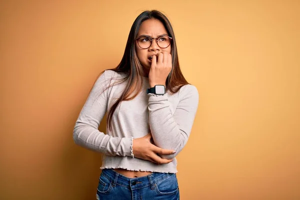 Joven Hermosa Chica Asiática Con Suéter Casual Gafas Sobre Fondo —  Fotos de Stock