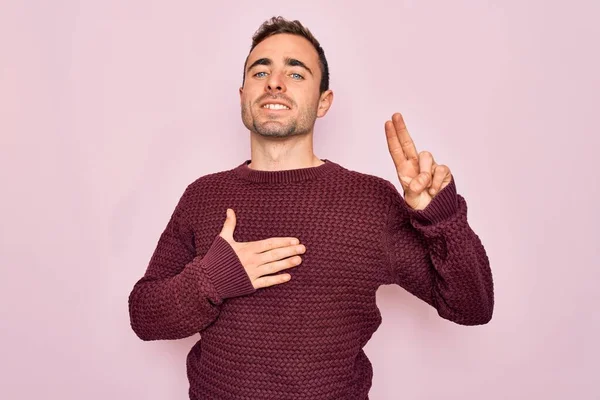 Jonge Knappe Man Met Blauwe Ogen Draagt Casual Trui Staan — Stockfoto