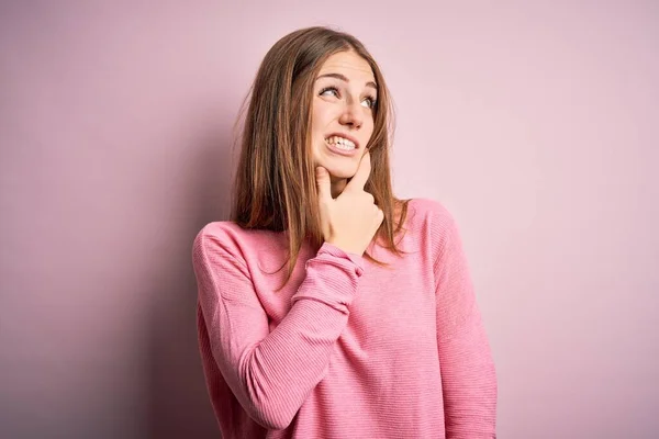 Joven Hermosa Pelirroja Vistiendo Suéter Casual Sobre Fondo Rosa Aislado —  Fotos de Stock