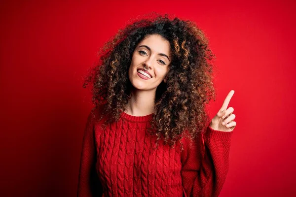 Mujer Hermosa Joven Con Pelo Rizado Piercing Usando Suéter Rojo —  Fotos de Stock