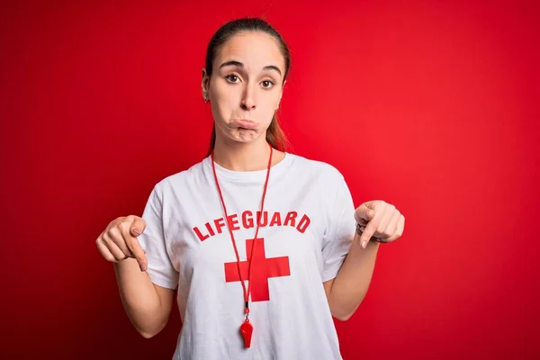 Bella Donna Bagnino Indossa Shirt Con Croce Rossa Utilizzando Fischio — Foto Stock