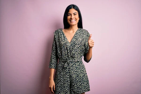 Ung Vacker Hispanic Mode Kvinna Bär Casual Klänning Över Rosa — Stockfoto