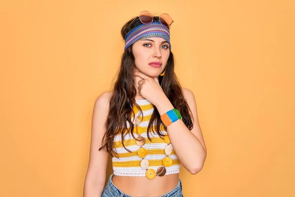 Junge Schöne Hippie Frau Mit Blauen Augen Mit Accessoires Und — Stockfoto