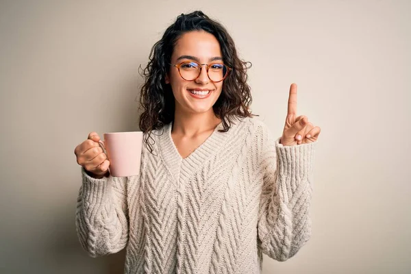 Joven Hermosa Mujer Con Pelo Rizado Beber Taza Café Rosa — Foto de Stock