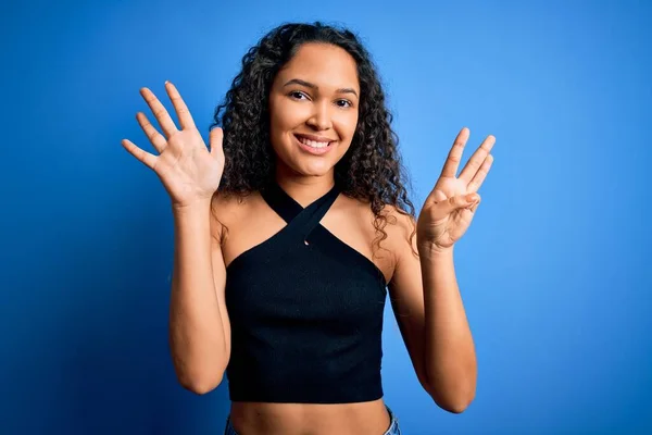 Joven Hermosa Mujer Con Pelo Rizado Con Camiseta Casual Pie —  Fotos de Stock