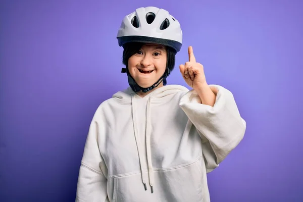 Young Síndrome Ciclista Mulher Vestindo Capacete Bicicleta Segurança Sobre Fundo — Fotografia de Stock