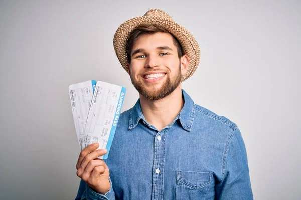 Joven Turista Rubio Con Ojos Azules Vacaciones Usando Sombrero Sosteniendo —  Fotos de Stock