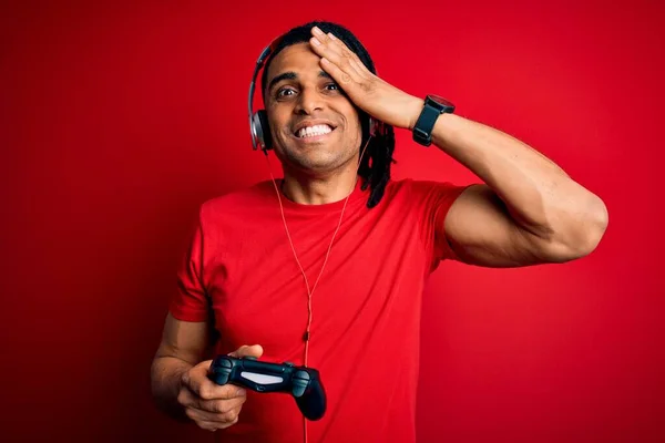 Afroamerikansk Man Med Dreadlocks Spelar Spel Med Joystick Och Hörlurar — Stockfoto