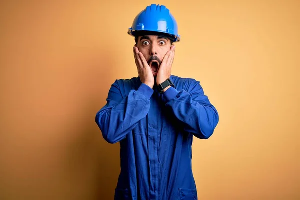 Mechanische Man Met Baard Blauw Uniform Veiligheidshelm Gele Achtergrond Bang — Stockfoto