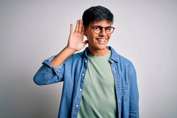 Jeune Bel Homme Portant Chemise Décontractée Lunettes Sur Fond Blanc — Photo