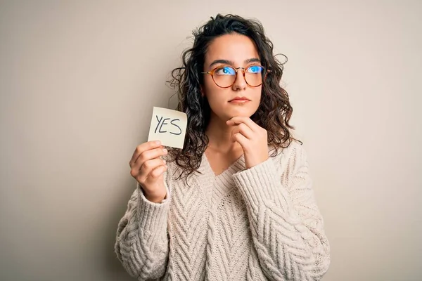 Joven Hermosa Mujer Con Pelo Rizado Sosteniendo Papel Recordatorio Con —  Fotos de Stock