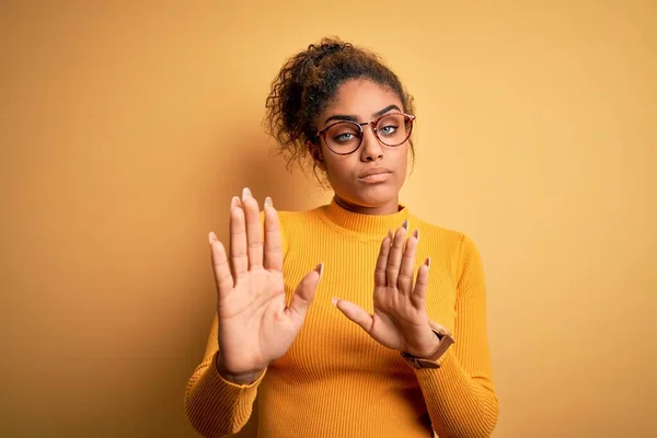 Joven Chica Afroamericana Hermosa Con Suéter Gafas Sobre Fondo Amarillo — Foto de Stock