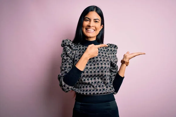Ung Vacker Latinamerikansk Affärskvinna Bär Elegant Tröja Över Rosa Bakgrund — Stockfoto