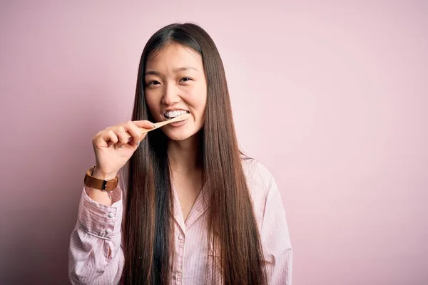 Ung Vacker Asiatisk Kvinna Bär Pyjamas Borsta Tänderna Med Hjälp — Stockfoto