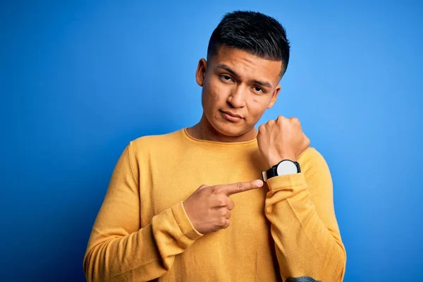 Joven Hombre Latino Guapo Usando Suéter Casual Amarillo Sobre Fondo —  Fotos de Stock