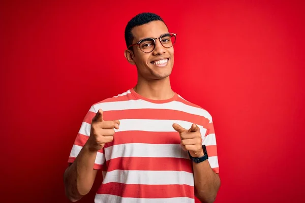 Joven Hombre Afroamericano Guapo Usando Casual Rayas Camiseta Gafas Señalando —  Fotos de Stock