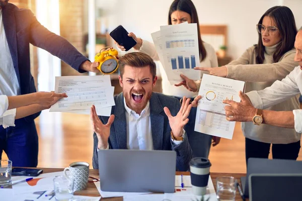 Grupo Empresários Que Trabalham Conjunto Parceiros Salientando Deles Escritório — Fotografia de Stock