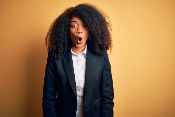 Fiatal Gyönyörű Afro Amerikai Üzletasszony Afro Haj Visel Elegáns Kabát — Stock Fotó