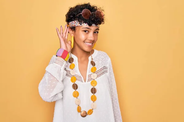 Junge Schöne Afroamerikanische Afro Hippie Frau Mit Sonnenbrille Und Accessoires — Stockfoto