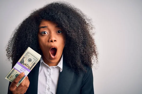 驚きの顔でショックで怖がって20ドルの紙幣の束を保持アフロ髪を持つ若いアフリカ系アメリカ人のビジネス女性は 恐怖の表現で恐怖と興奮 — ストック写真
