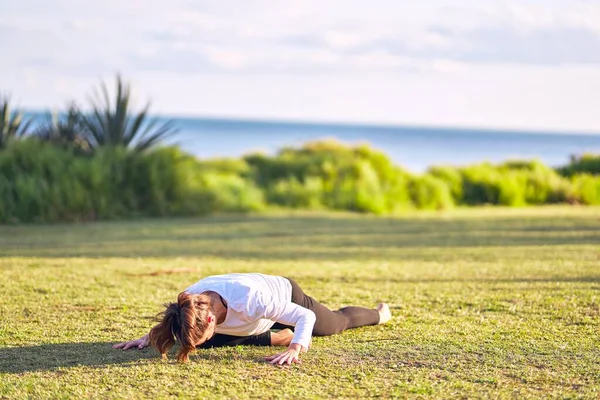 Jonge Mooie Sportvrouw Die Yoga Beoefent Coach Onderwijs Naar Boven — Stockfoto