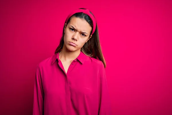 Jong Mooi Brunette Meisje Dragen Casual Shirt Staan Geïsoleerde Roze — Stockfoto