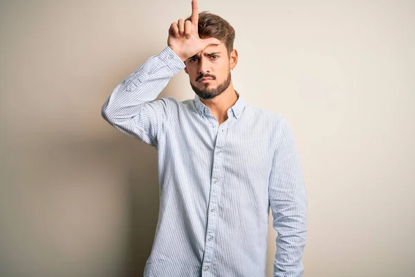 Joven Hombre Guapo Con Barba Con Camisa Rayas Pie Sobre —  Fotos de Stock