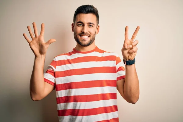 Jovem Bonito Homem Vestindo Casual Listrado Shirt Sobre Isolado Branco — Fotografia de Stock