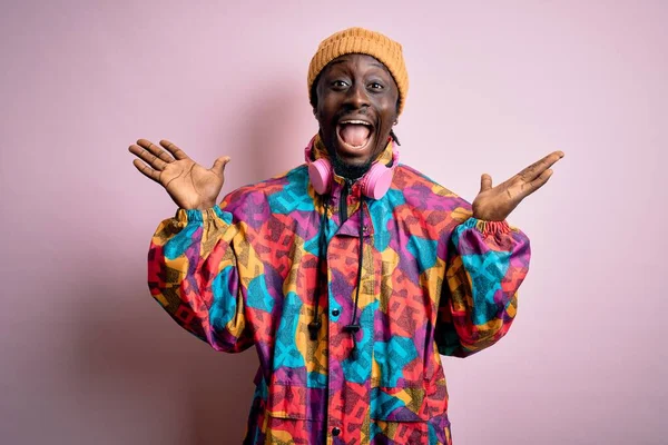 Jovem Homem Afro Americano Bonito Vestindo Casaco Colorido Boné Sobre — Fotografia de Stock