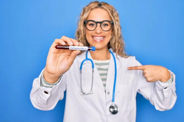 Médico Femenino Mediana Edad Que Sostiene Muestra Sangre Medice Enfermedad —  Fotos de Stock