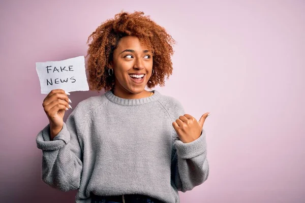 Giovane Afro Donna Afro Americana Con Capelli Ricci Possesso Carta — Foto Stock